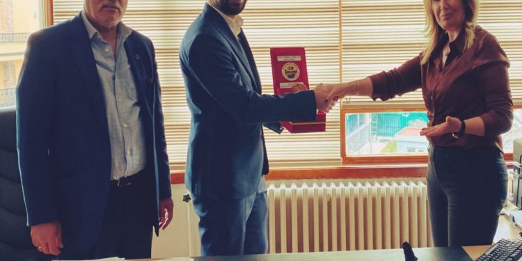 ŞANDER ‘DEN BAŞARILI AVUKATA ZİYARET